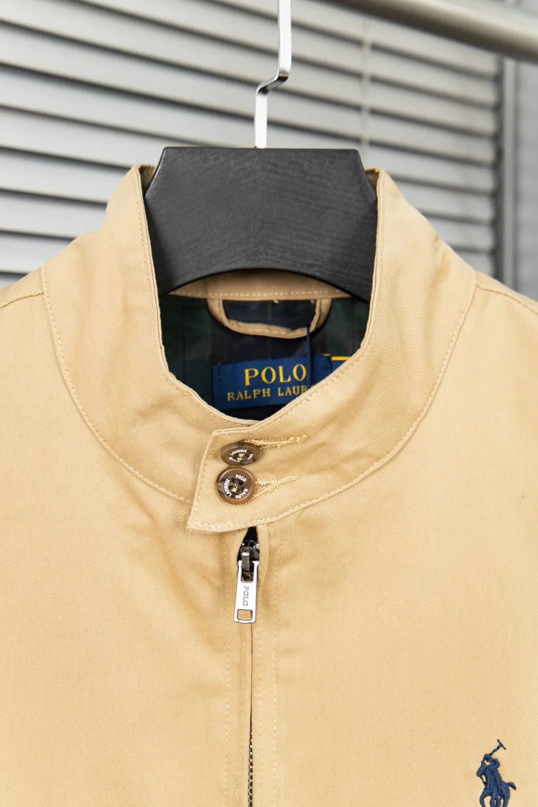 🅿️330 new model number: B129 Ralph Lauren's new 2024 classic old money style stand collar executive zipper jacket 1️⃣Selected from high-quality original developed pure cotton fabrics, with customized plaid lining inside, the overall wearing effect is very soft and comfortable, 2️⃣The workmanship details are perfectly controlled, the chest is exquisitely embroidered with small logos, and the dropped shoulders are made of splicing technology to create a unique design style that highlights your personality! The version is simple but not simple! 3️⃣ Complete with tag accessories, unisex design, and a very versatile jacket for men and women! Color: black, navy, khaki, green Size: S, M, L, XL